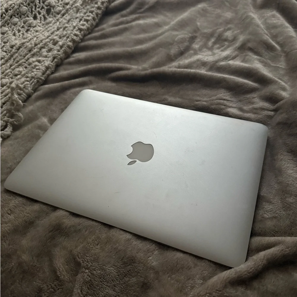 Apple MacBook Air - Sleek Silver Design